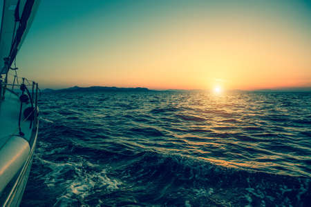 barco de lujo barco de lujo de yates en el mar durante el increíble atardecer .