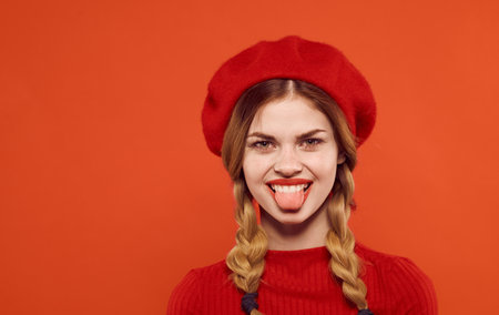 Mujer bonita mirada atractiva labios rojos coletas fondo aislado primer plano