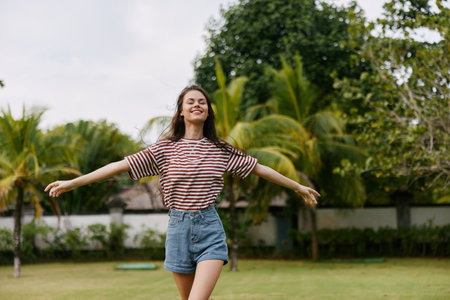 Estilo de vida mujer verano paseo camiseta libertad parque hermoso tranquilo sonriente naturaleza Foto de archivo