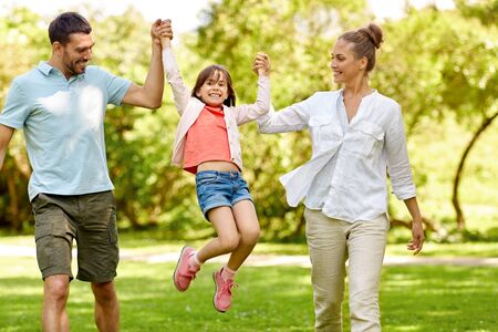 familia feliz caminando en el parque de verano