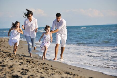 familia de joven feliz en el vestido blanco divertirse en vacaciones en Playa Hermosa  Foto de archivo