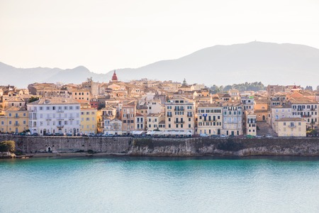 Vista della città di Corfù dall'acqua in Grecia