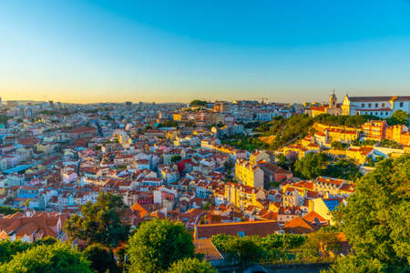 Vista aérea de Lisboa con mirador de Graca, Portugal