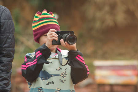 Aziatische jongen leren fotograferen