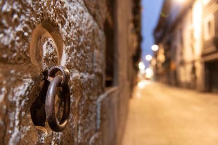 Detalle de un antiguo anillo de amarre para atar caballos en un muro de piedra en la calle vieja de la localidad de Villabona, Guipúzcoa (Gipuzkoa), País Vasco, España.