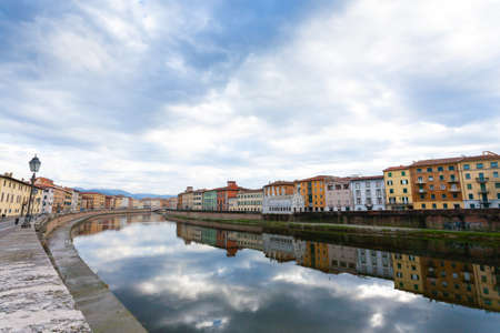 Vista di Pisa Edifici lungo il fiume Arno. Punto di riferimento italiano, Toscana