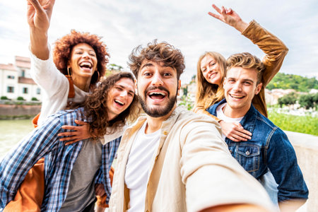 Amigos felices multiculturales divirtiéndose tomando retratos selfie grupales en las calles de la ciudad Foto de archivo