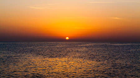 Vista panorámica de la hermosa puesta de sol sobre el mar Foto de archivo