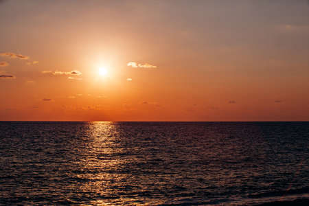 Hermosa puesta de sol cálida en el mar. hermoso paisaje Foto de archivo