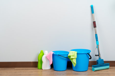 Herramientas de limpieza para la limpieza de la casa en el suelo de madera.