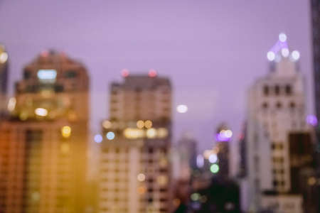 Imagen borrosa del edificio del paisaje de la ciudad en la noche con fondo de luz bokeh