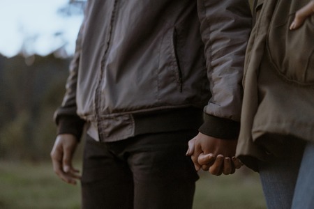 mano de mujer y hombre sosteniendo juntos Foto de archivo