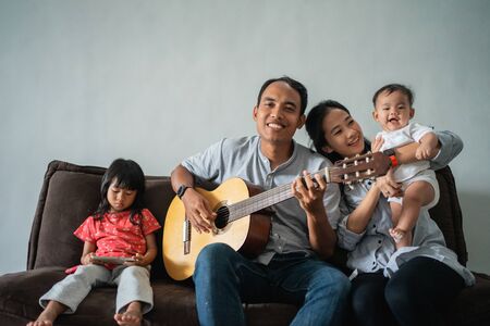 padre tocaba la guitarra para llenar las actividades mientras se quedaba en casa