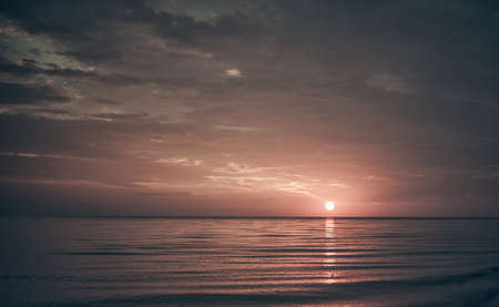 Paisaje de la hermosa sol en el horizonte del mar Foto de archivo