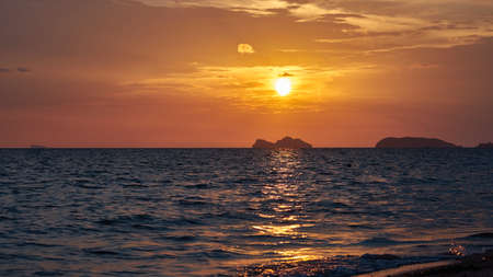 Hermosa puesta de sol en Koh Phangan en Tailandia Foto de archivo