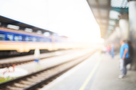 Imagem borrada com passageiros esperando trem. Banco de Imagens