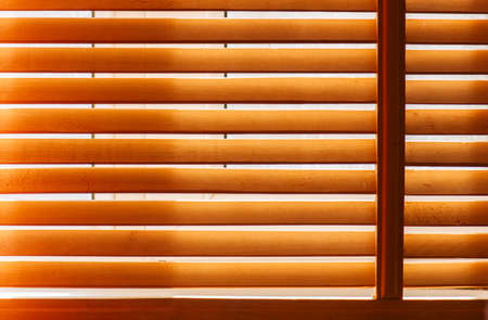 Persianas de madera en la ventana con luz solar Foto de archivo