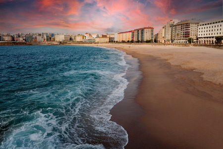 Playa solitaria en invierno en un pequeño pueblo Foto de archivo