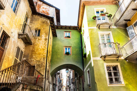 Architettura della città piemontese medievale di Cuneo in Italia. Lampade e balconi vintage italiani in stile mediterraneo