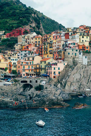 Vista del bellissimo villaggio colorato Manarola, Cinque Terre, costa d'Italia