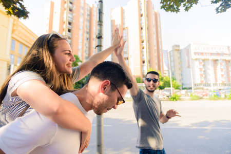 Feliz grupo de jóvenes caminando juntos en un día soleado