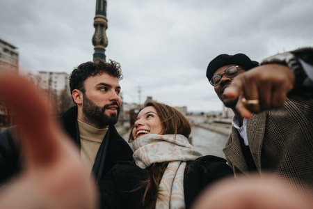 Diverse jonge ondernemers genieten samen van tijd in een stedelijke omgeving