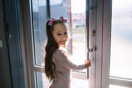 Niña feliz salir de la clínica del dentista