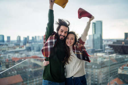 Propietarios de parejas jóvenes en el balcón de un piso nuevo, mudándose, nuevo hogar y concepto de reubicación.