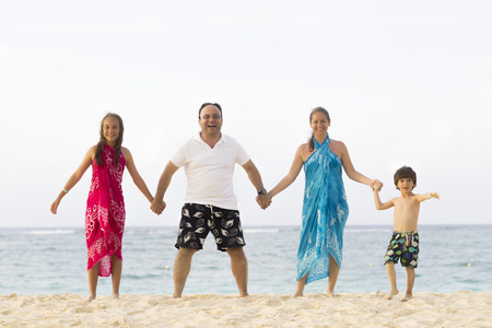 Preciosa familia que disfruta en la playa en verano