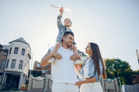 Linda familia jugando en un parque de verano