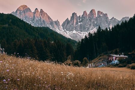 Het landschap rond Santa Magdalena Village. Gelegen in Val di Funes, Dolomieten gebied, Italië.