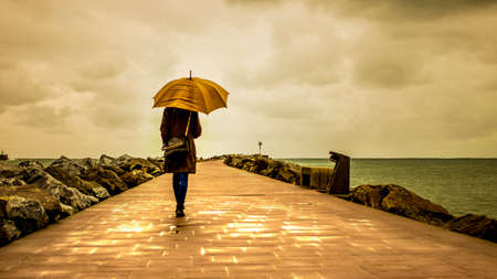 Vertical Horizon, composición celebró en el puerto de Hondarribia en un día lluvioso, con el hermoso sonido del mar. Foto de archivo