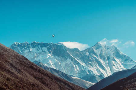 Helicopter flies over the khumbu valley himalaya nepal himalaya landscape and mountain views Фото со стока