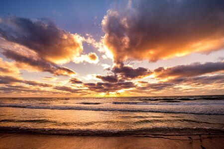 Puesta de sol en una playa en Sarasota, Florida, EE.UU.