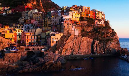 Immagine della vista della città di Manarola La Spezia al tramonto in cima alla collina, Italia