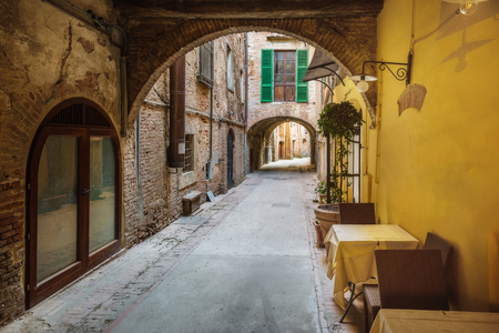 Incredibile viaggio sul vicolo storico di Montepulciano in Toscana. Archivio Fotografico