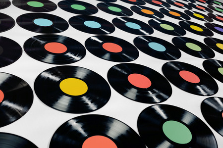 Música - Discos de vinilo colorida colección de discos de vinilo, discos de vinilo, en el fondo gris, ángulo de visión Las etiquetas pueden ser fácilmente personalizados, la imagen es adecuada para el uso de fondo Foto de archivo