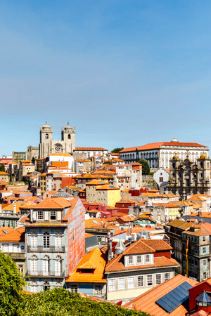 Vista de la catedral de Oporto en la cima de una colina en el centro histórico de Oporto Portual Europa