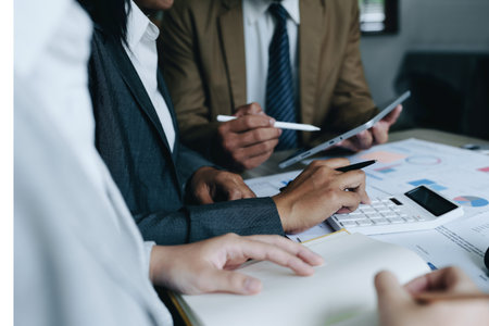 Empresarios y empresarios asiáticos reunidos en una sala de conferencias sobre planificación empresarial, presupuesto financiero y evaluación de riesgos de inversión para analizar grupos de clientes y aumentar el crecimiento de la empresa.