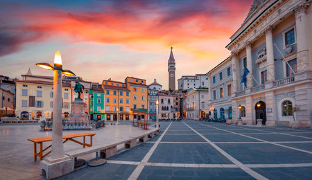 Impressionante vista serale di piazza Tartini nel centro storico di Pirano. pittoresco tramonto estivo in slovenia, europa. sfondo del concetto di viaggio. Archivio Fotografico