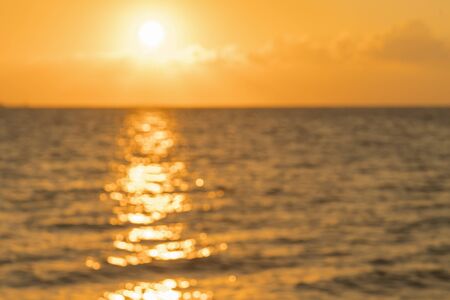 Amanecer colorido sobre el mar, puesta de sol. Hermosa puesta de sol mágica sobre el mar. Hermosa puesta de sol sobre el océano. Puesta de sol sobre la superficie del agua. borroso.