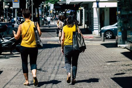 Tel Aviv Israel 13 de agosto de 2019 Vista de desconocidos caminando por las calles de Tel Aviv por la tarde