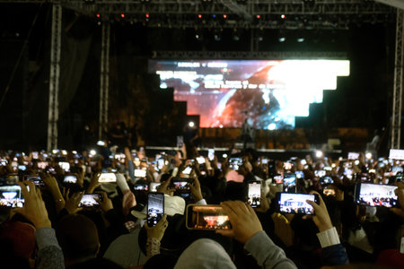 Mucha gente con teléfono en el escenario.