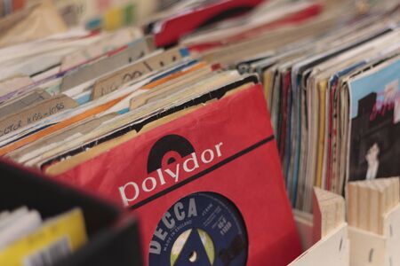Cajas de discos de vinilo de 45 rpm en Broadway Market, Hackney, Londres, Inglaterra, Reino Unido Foto de archivo