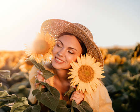 Hermosa mujer joven con sombrero de paja posando con girasoles en flor campo feliz chica sonriente traje de moda estilo retro vintage