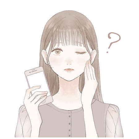 スマホを持っていて疑問を持っている女性です。