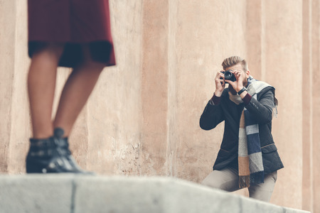 Mężczyzna robiący zdjęcie dziewczynie aparatem vintage Zdjęcie Seryjne
