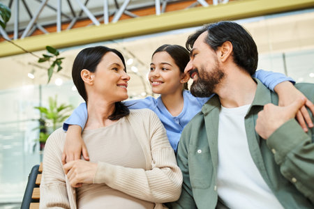 Una familia feliz de padres e hijos se sientan juntos en un banco tomando un descanso de las compras en un bullicioso centro comercial