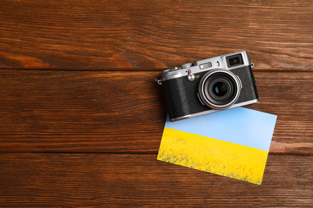 Cámara de fotos vintage y hermosa imagen impresa en una mesa de madera, plana con espacio para texto. pasatiempo creativo Foto de archivo