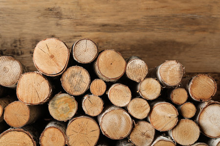 Cortar leña sobre fondo de madera para calentar en invierno